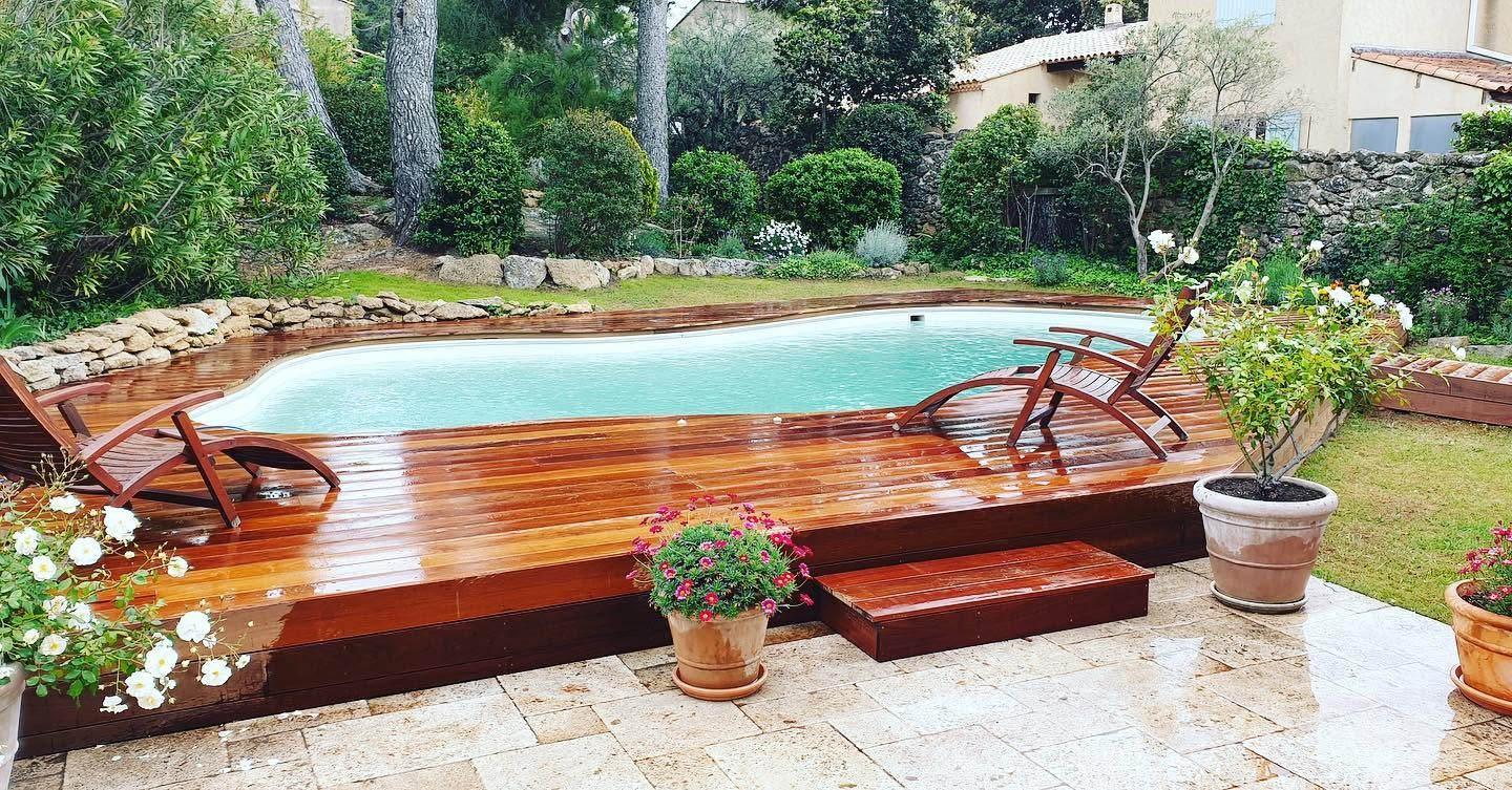 Terrasse bois autour d'une piscine réalisée par JS Wood