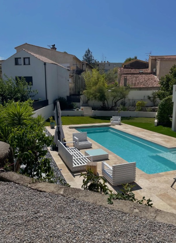 Vue générale du jardin et de la piscine