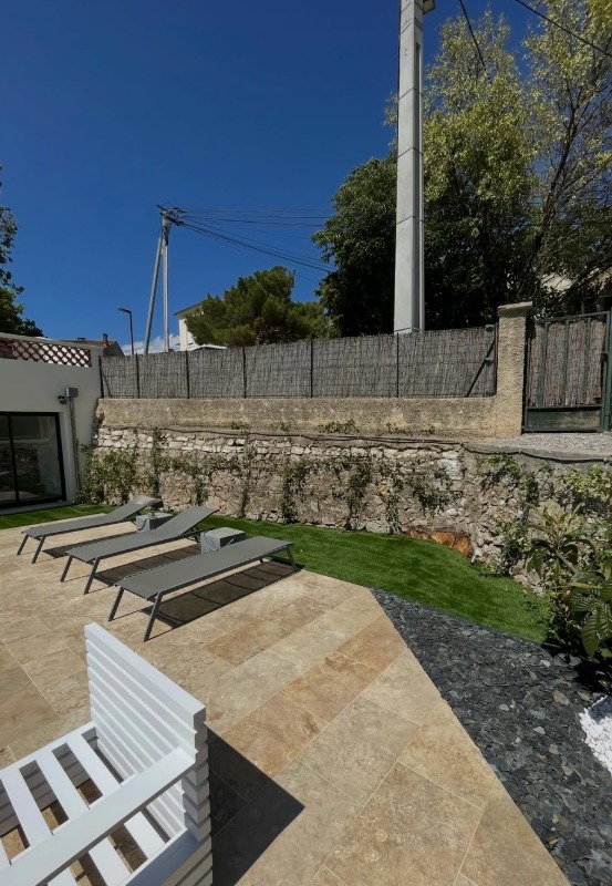 Aménagement paysager le long du mur en pierre