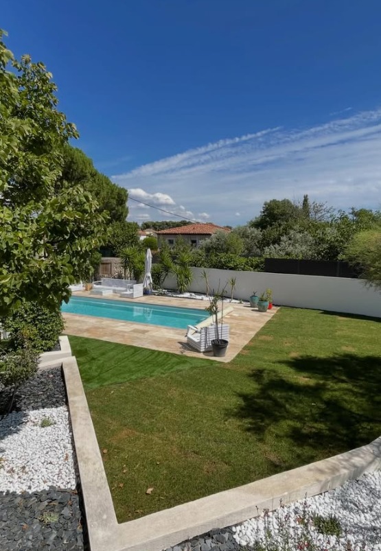 Vue d'ensemble de la pelouse et de la piscine