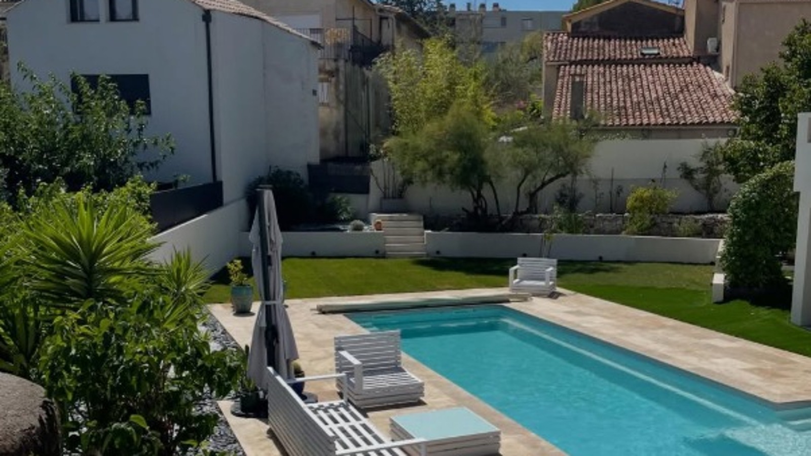 Extérieur moderne et structuré avec piscine