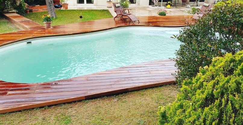 Terrasse complète en bois exotique autour d’une piscine