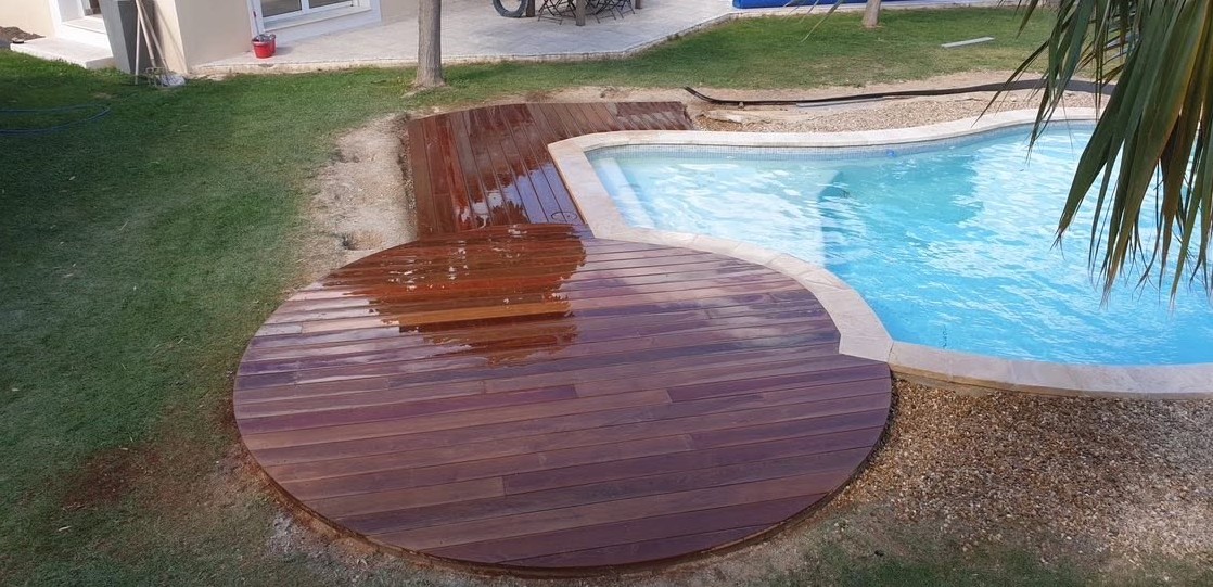 Terrasse bois sur mesure autour d’une piscine