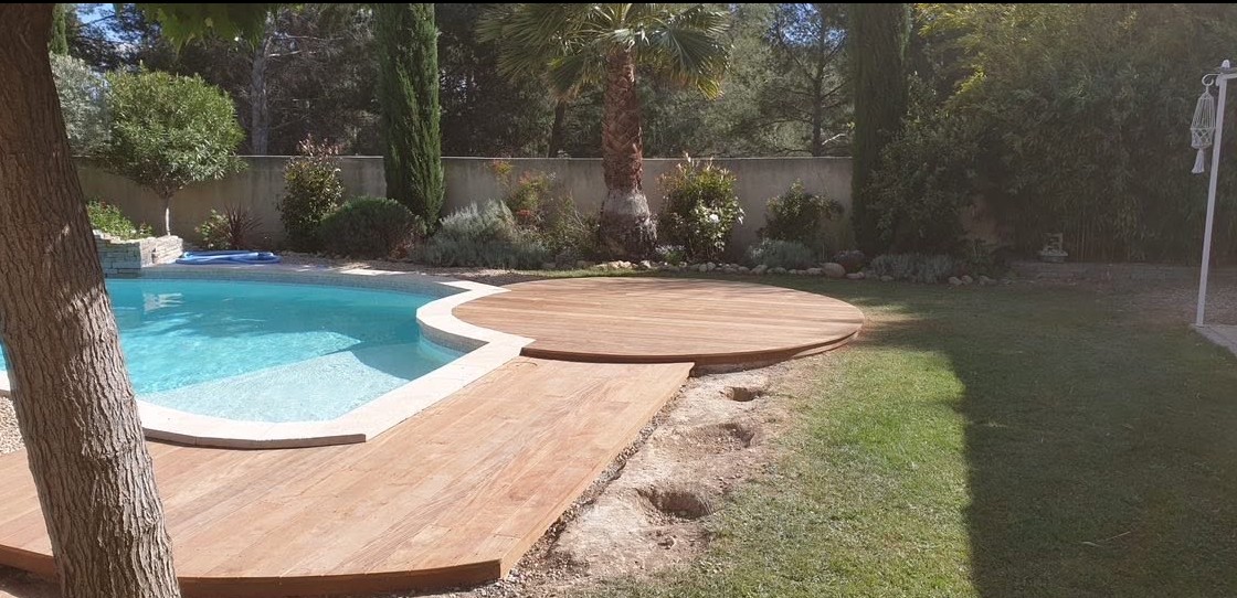 Terrasse bois sur mesure autour d’une piscine