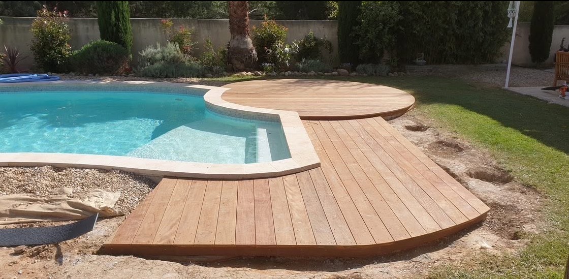 Terrasse bois sur mesure autour d’une piscine