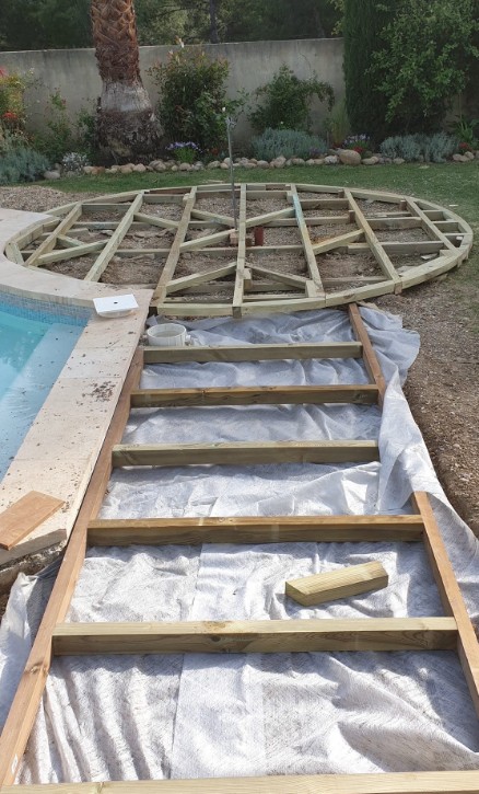 Terrasse bois sur mesure autour d’une piscine