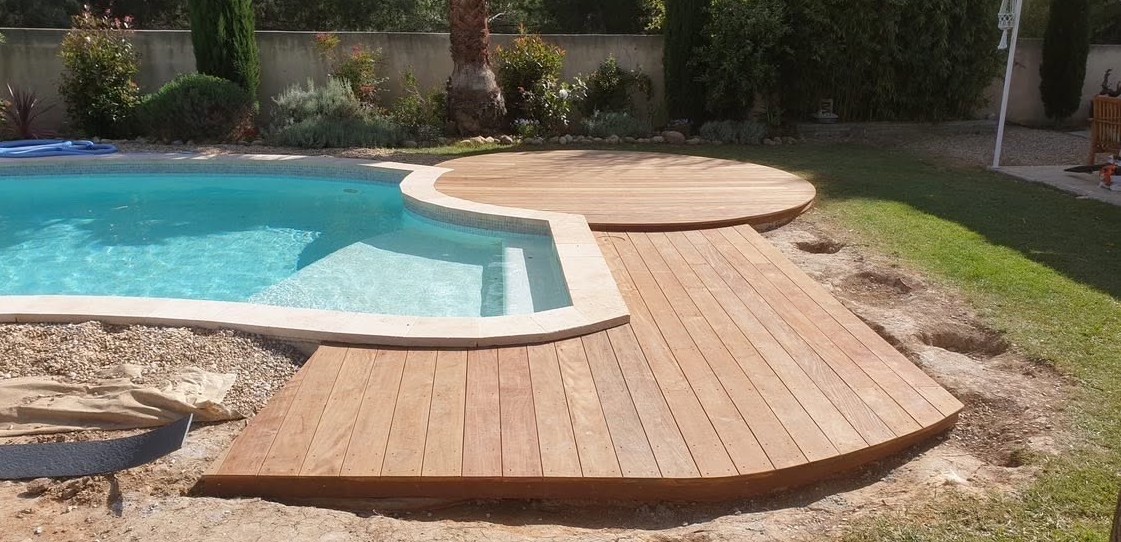 Terrasse bois courbe sur mesure autour d’une piscine